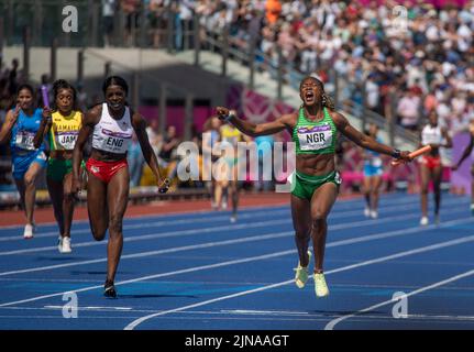 Daryll Neita aus England und Nzubechi Grace Nwokocha aus Nigeria, die bei den Commonwealth Games in Alexander Stad im 4x100-m-Staffellauf der Frauen gegeneinander antreten Stockfoto