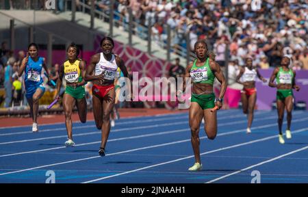 Daryll Neita aus England und Nzubechi Grace Nwokocha aus Nigeria, die bei den Commonwealth Games in Alexander Stad im 4x100-m-Staffellauf der Frauen gegeneinander antreten Stockfoto