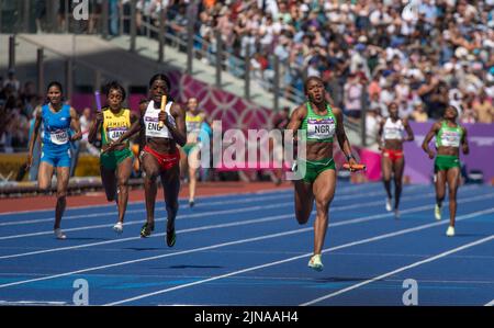 Daryll Neita aus England und Nzubechi Grace Nwokocha aus Nigeria, die bei den Commonwealth Games in Alexander Stad im 4x100-m-Staffellauf der Frauen gegeneinander antreten Stockfoto