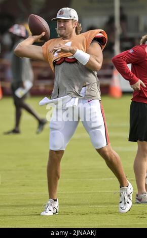 Tampa, Usa. 10. August 2022. Tampa Bay Buccaneers Quarterback Blaine Gabbert (C) lockert sich am Mittwoch, den 10. August 2022, vor einer gemeinsamen Übung mit den Miami Dolphins im Trainingszentrum des Buccaneer in Tampa, Florida, auf. Foto von Steve Nesius/UPI Credit: UPI/Alamy Live News Stockfoto