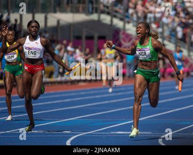 Daryll Neita aus England und Nzubechi Grace Nwokocha aus Nigeria, die bei den Commonwealth Games in Alexander Stad im 4x100-m-Staffellauf der Frauen gegeneinander antreten Stockfoto