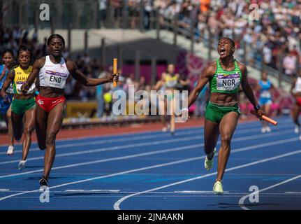 Daryll Neita aus England und Nzubechi Grace Nwokocha aus Nigeria, die bei den Commonwealth Games in Alexander Stad im 4x100-m-Staffellauf der Frauen gegeneinander antreten Stockfoto