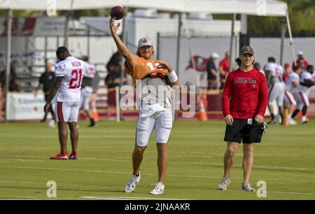 Tampa, Usa. 10. August 2022. Tampa Bay Buccaneers Quarterback Blaine Gabbert (C) lockert sich am Mittwoch, den 10. August 2022, vor einer gemeinsamen Übung mit den Miami Dolphins im Trainingszentrum des Buccaneer in Tampa, Florida, auf. Foto von Steve Nesius/UPI Credit: UPI/Alamy Live News Stockfoto