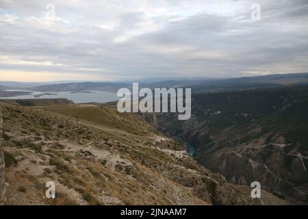 Dagestan, Russland. 8. August 2022. Blick in den Sulak Canyon, eine Touristenattraktion im Dagestan, ist eine der tiefsten Schluchten der Welt und die tiefste in Europa. (Bild: © Maksim Konstantinov/SOPA Images via ZUMA Press Wire) Stockfoto