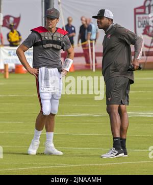 Tampa, Usa. 10. August 2022. Tom Brady (L), Quarterback von Tampa Bay Buccaneers, spricht mit Byron Leftwich, dem Offensivkoordinator von Tampa Bay, vor einer gemeinsamen Übung mit den Miami Dolphins im Trainingszentrum des Buccaneer in Tampa, Florida, am Mittwoch, den 10. August 2022. Foto von Steve Nesius/UPI Credit: UPI/Alamy Live News Stockfoto