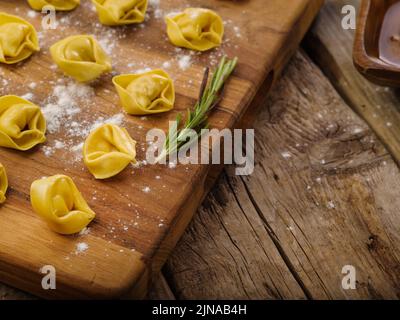 Appetitliche hausgemachte Knödel auf einem Schneidebrett auf einem Holzhintergrund. High-Angle-Ansicht. Rezepte für die Hausmannskost. Rezeptbuch, Food Blog. Es gibt sie Stockfoto