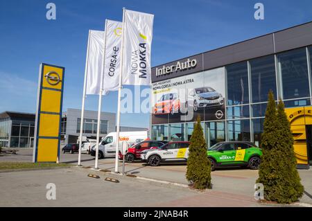 Opel deutscher Automobilhersteller. Auto Salon mit Firmenlogo Zeichen. Autohaus mit Markenlogo auf Pylon. Stockfoto