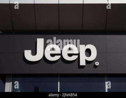 Jeep Firmenlogo. Amerikanisches Autohersteller-Schild, Autohaus-Schild mit Firmenlogo. Stockfoto