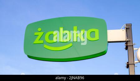 Żabka-Shop-Schild mit Markenlogo. Zabka Kette von kleinen Lebensmittelgeschäften in Polen. Stockfoto