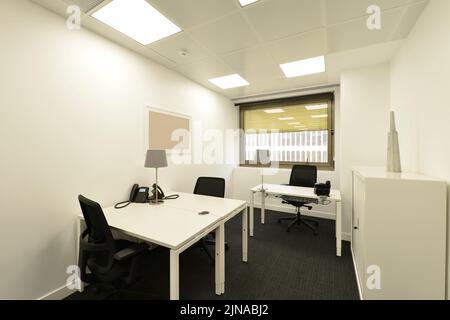Kabine im professionellen Büro mit Gemeinschaftstisch, Feile, schwarzen Drehstühlen Stockfoto