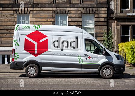 100% Electric dpd Lieferwagen in einer Straße in Edinburgh, Schottland, Großbritannien geparkt. Stockfoto