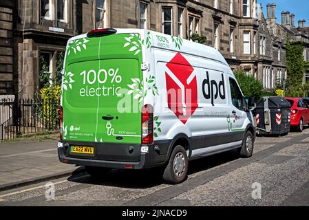 100% Electric dpd Lieferwagen in einer Straße in Edinburgh, Schottland, Großbritannien geparkt. Stockfoto