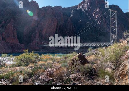 Blick auf die Bright Angel Trail Bridge, die den Colorado River im Grand Canyon überquert Stockfoto