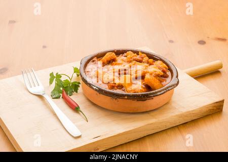 Callos a la madrilena in einem Tontopf geschmort, typisch spanisches Essen. Stockfoto