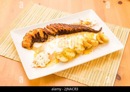 Gegrillter Oktopus mit Kartoffeln und Alioli-Sauce. Typisch spanisches Essen. Stockfoto