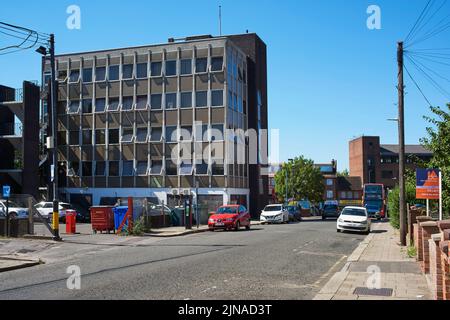South Hill Avenue im Zentrum von South Harrow, Großraum London, Großbritannien, mit dem Pentax House Gebäude auf der linken Seite Stockfoto