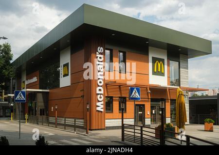 Kiew, Ukraine - 29. Juli 2022: McDonald's Restaurant in Kiew in der Nähe des Hauptbusbahnhofs Stockfoto