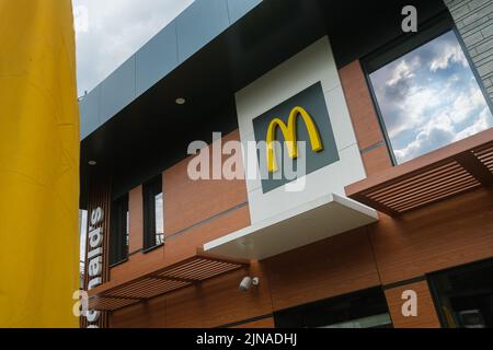 Kiew, Ukraine - 29. Juli 2022: McDonald's Restaurant in Kiew in der Nähe des Hauptbusbahnhofs Stockfoto