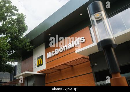 Kiew, Ukraine - 29. Juli 2022: McDonald's Restaurant in Kiew in der Nähe des Hauptbusbahnhofs Stockfoto