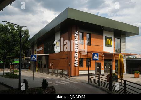 Kiew, Ukraine - 29. Juli 2022: McDonald's Restaurant in Kiew in der Nähe des Hauptbusbahnhofs Stockfoto