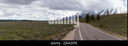 Scenic Road umgeben von Bergen in American Landscape. Stockfoto