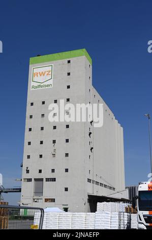 Köln, Deutschland. 10. August 2022. Silo RWZ Raiffeisen Waren Zentrale Rhein-Main EG Getreidesilo im Kölner Hafen Niehl, Lagerhaus Quelle: Horst Galuschka/dpa/Horst Galuschka dpa/Alamy Live News Stockfoto