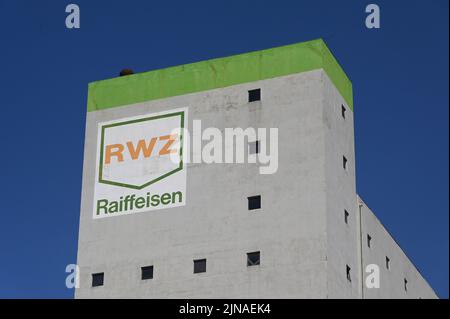 Köln, Deutschland. 10. August 2022. Silo RWZ Raiffeisen Waren Zentrale Rhein-Main EG Getreidesilo im Kölner Hafen Niehl, Lagerhaus Quelle: Horst Galuschka/dpa/Horst Galuschka dpa/Alamy Live News Stockfoto