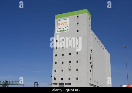 Köln, Deutschland. 10. August 2022. Silo RWZ Raiffeisen Waren Zentrale Rhein-Main EG Getreidesilo im Kölner Hafen Niehl, Lagerhaus Quelle: Horst Galuschka/dpa/Horst Galuschka dpa/Alamy Live News Stockfoto