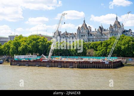 Die Bauarbeiten für das Super-Kanalprojekt des Thames Tideway Tunnels unter der Themse werden von Victoria Embankment, London, durchgeführt Stockfoto