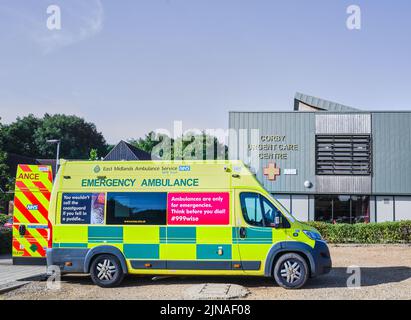 Notarztwagen im Corby Urgent Care Center, Corby, England. Stockfoto