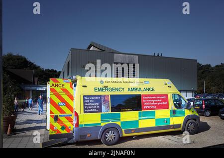 Notarztwagen im Corby Urgent Care Center, Corby, England. Stockfoto