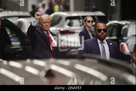 New York, USA. 10. August 2022. Der ehemalige Präsident der Vereinigten Staaten von Amerika, Donald J. Trump, bleibt am Mittwoch (10) im Trump Tower in New York. Trump übernachtet am Dienstag (9) nach einem Abendessen in Bedminster, New Jersey, USA, im Trump Tower. Seine Residenz in Mar-a-Lago wurde vom FBI im Bundesstaat Florida überfallen. Er wird am Morgen des Mittwochs (10) beim Verlassen des Turms gesehen (Bild: © Niyi Fote/TheNEWS2 via ZUMA Press Wire) Stockfoto