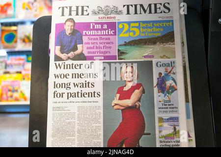 „Der Winter des Wehe bedeutet lange Wartezeiten für Patienten“, titelt die Zeitung Times am 6. August 2022 in London, England, Großbritannien Stockfoto