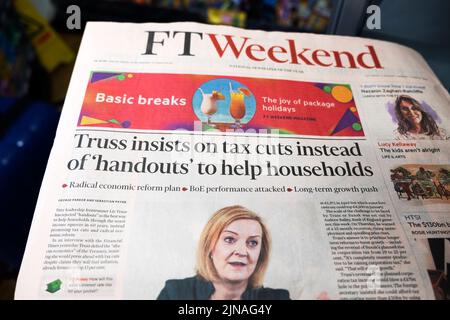 „Truss besteht auf Steuersenkungen statt auf „Handouts“, um den Haushalten zu helfen“, TITELT DIE FT Weekend Financial Times am 29. Juli 2022 London Großbritannien Stockfoto