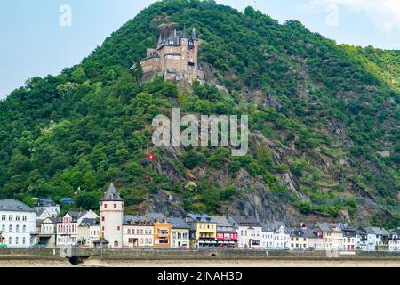 Mittelalterliches Küstendorf mit Bergweingärten und altem Schloss am Rhein in Deutschland. Stockfoto
