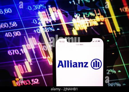 KONSKIE, POLEN - 09. August 2022: Smartphone mit Logo der Allianz-Gesellschaft im Hintergrund des Börsendiagramms Stockfoto