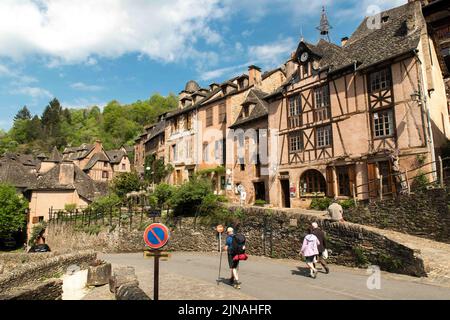 Conques ist eine ehemalige Gemeinde im Departement Aveyron in Südfrankreich in der Region Oskitanien. Am 1. Januar 2016 wurde sie in die neue Gemeinde Conques-en-Rouergue eingegliedert. Das Dorf liegt am Zusammenfluss der Flüsse Dourdou de Conques und Ouche. Es ist auf einem Hügel gebaut und hat klassische enge mittelalterliche Straßen. Daher können große Fahrzeuge wie Busse nicht in das historische Stadtzentrum fahren und müssen draußen parken. Folglich betreten die meisten Tagesbesucher zu Fuß. Die Stadt wurde im neunzehnten Jahrhundert weitgehend vorbei, und wurde vor dem Vergessen durch die Bemühungen einer kleinen Anzahl von gerettet Stockfoto