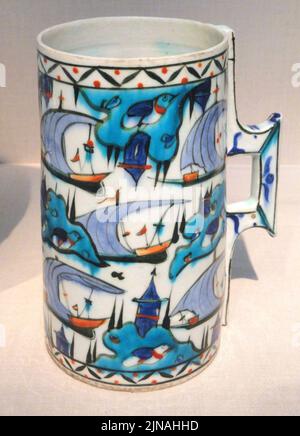 TANKARD, Iznik, Türkei, c. 1575-1585 n. Chr., Steinepaste Körper unter Glasur gemalt Stockfoto