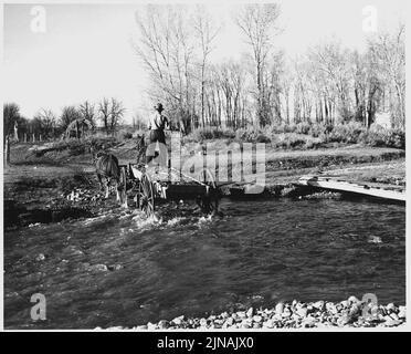 Taos County, New Mexico. Kies aus dem Flussbett wird verwendet, um das Gebiet sofort surrou zu machen. . . Stockfoto