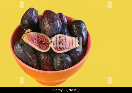 Schwarze Feigen frisch aus dem valencianischen Obstgarten in Spanien gepflückt. Stockfoto