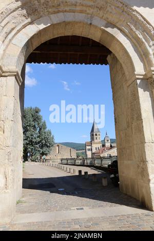 Porte d'Honneur. Le clocher de l'Eau Bénite et la Tour de l'horloge. Vue du musée. Cluny. Saône-et-Loire. Bourgogne. Frankreich. Europa. Stockfoto