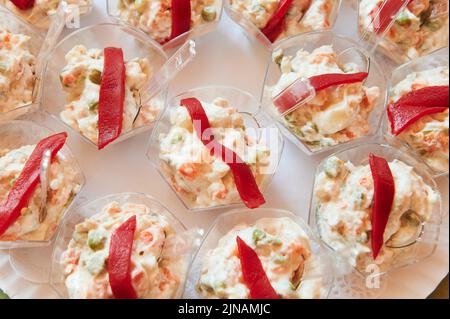 Typisch spanische Tapa mit russischem Salat mit rotem Pfeffer Stockfoto