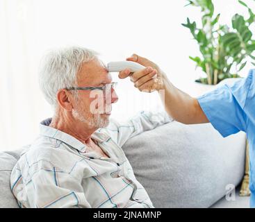 Virus Krankenschwester Arzt Thermometer digitale Temperatur medizinisch Senior Medizin Krankheitspflege Fieber Grippe Stockfoto