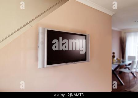 Wand LCD oder Plasma Fernseher mit Flachbildschirm Fernseher im Hause lounge Stockfoto