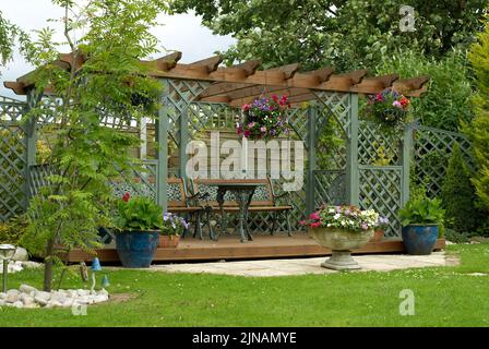 Vorderansicht einer dekorativen Pergola in einem englischen städtischen Garten Stockfoto