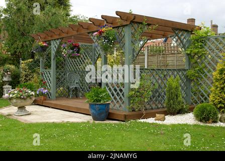 Eine Pergola in einem englischen Stadtgarten Stockfoto