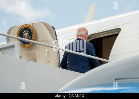 US-Präsident Joe Biden tritt am 10. August 2022 an der Joint Base Andrews, Maryland, USA, als Vorstand der Air Force One an. Stockfoto