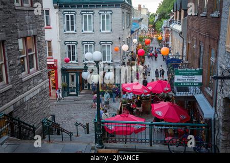 Touristen gehen am Montag, den 4. Juli 2022, im Petit Champlain in der Altstadt von Quebec City, Quebec, spazieren. Stockfoto