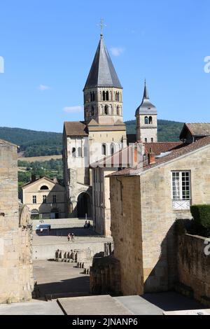 Le clocher de l'Eau Bénite et la Tour de l'horloge. Abbatiale Saint-Pierre-et-Saint-Paul. Vue du musée. Cluny. Saône-et-Loire. Bourgogne. Frankreich. Euro Stockfoto