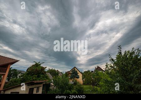 Weitwinkelaufnahme von Wellenwolken von unten gesehen. Diese Wolken gehörten zu einigen weit entfernten Gewittern. Stockfoto